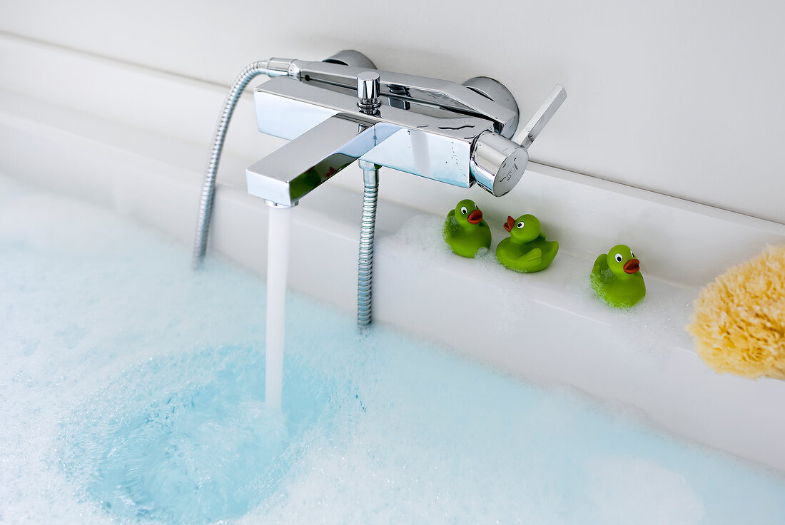 Badezimmer, Badewanne, Wasser, moderne Armatur in kantigem Design