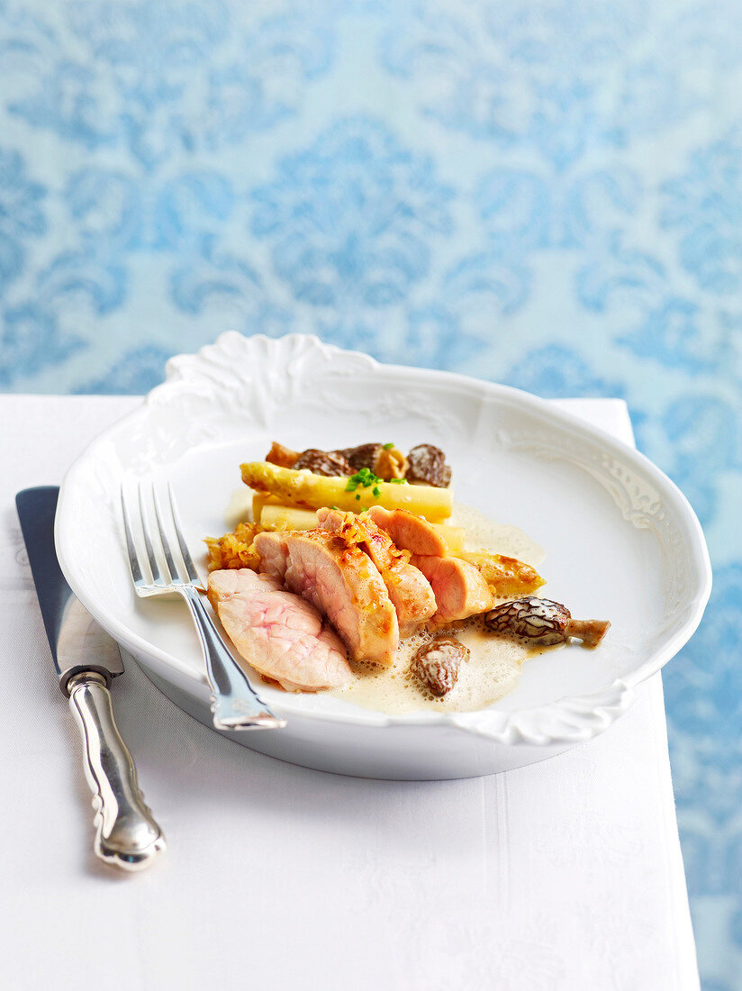 Sweetbreads with asparagus and morels in serving dish, Bavaria, Germany