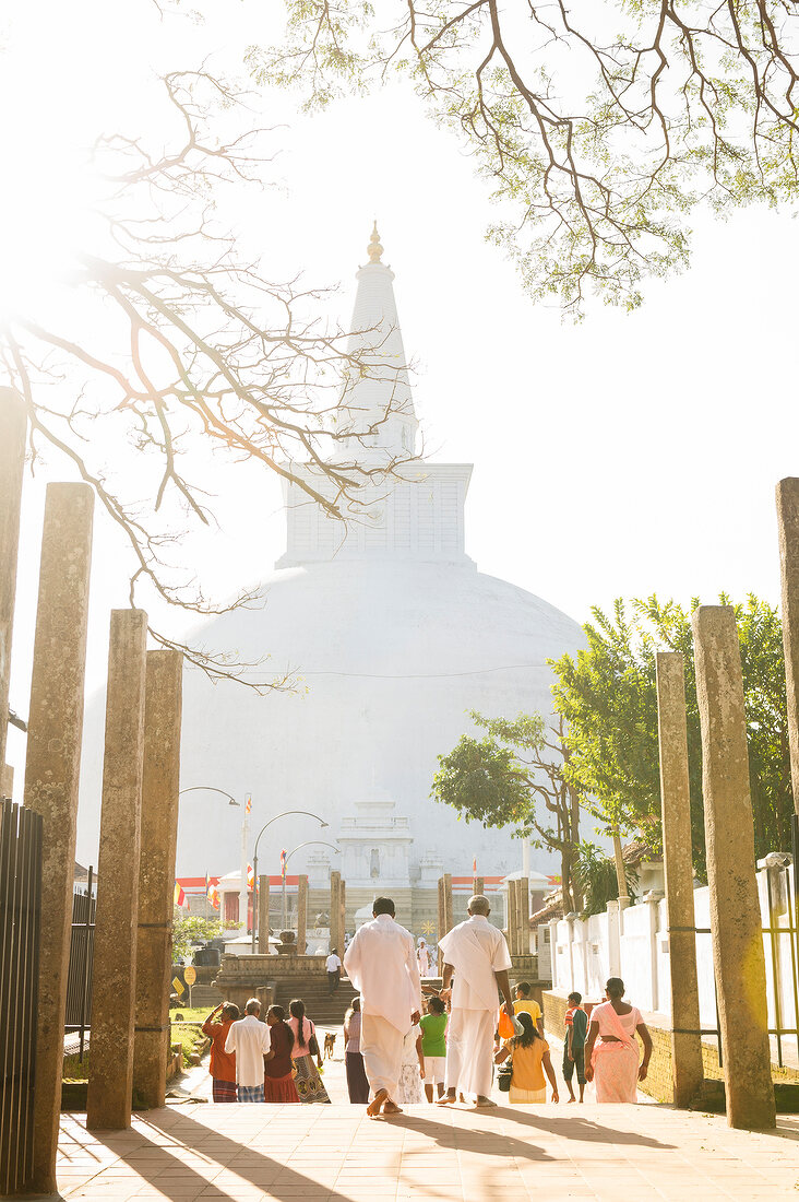 Sri Lanka, Anuradhapura, Stupa des Mirisawetiya-Tempel, Menschen