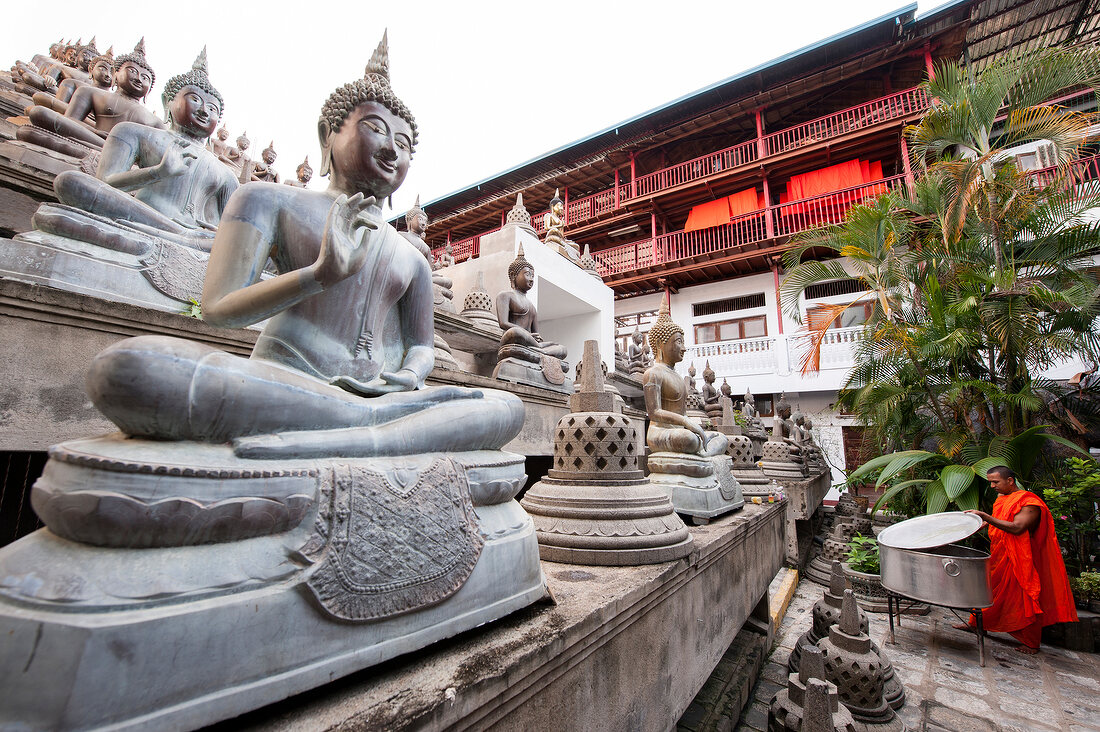 Sri Lanka, Colombo, Gangarama Tempel Buddha-Figuren, Mönch
