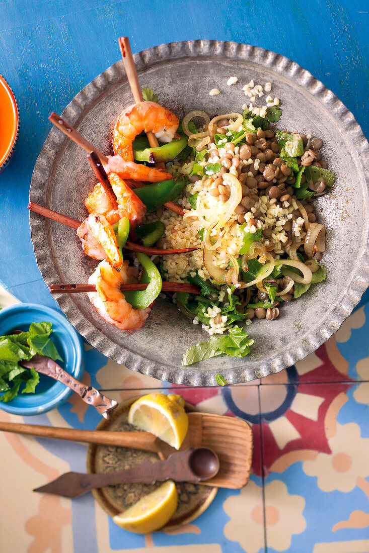 Grüne-Linsen-Bulgur-Salat mit Garnelen-Paprika-Spießen