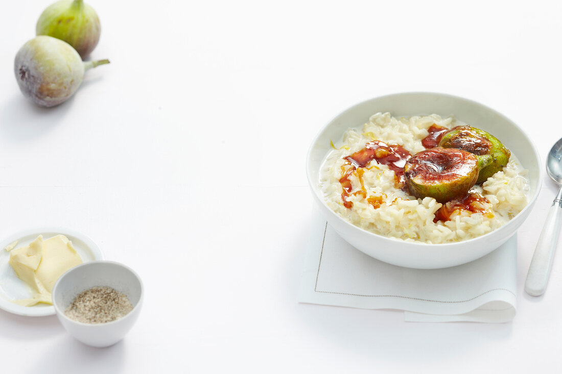 Rice pudding with figs in bowl