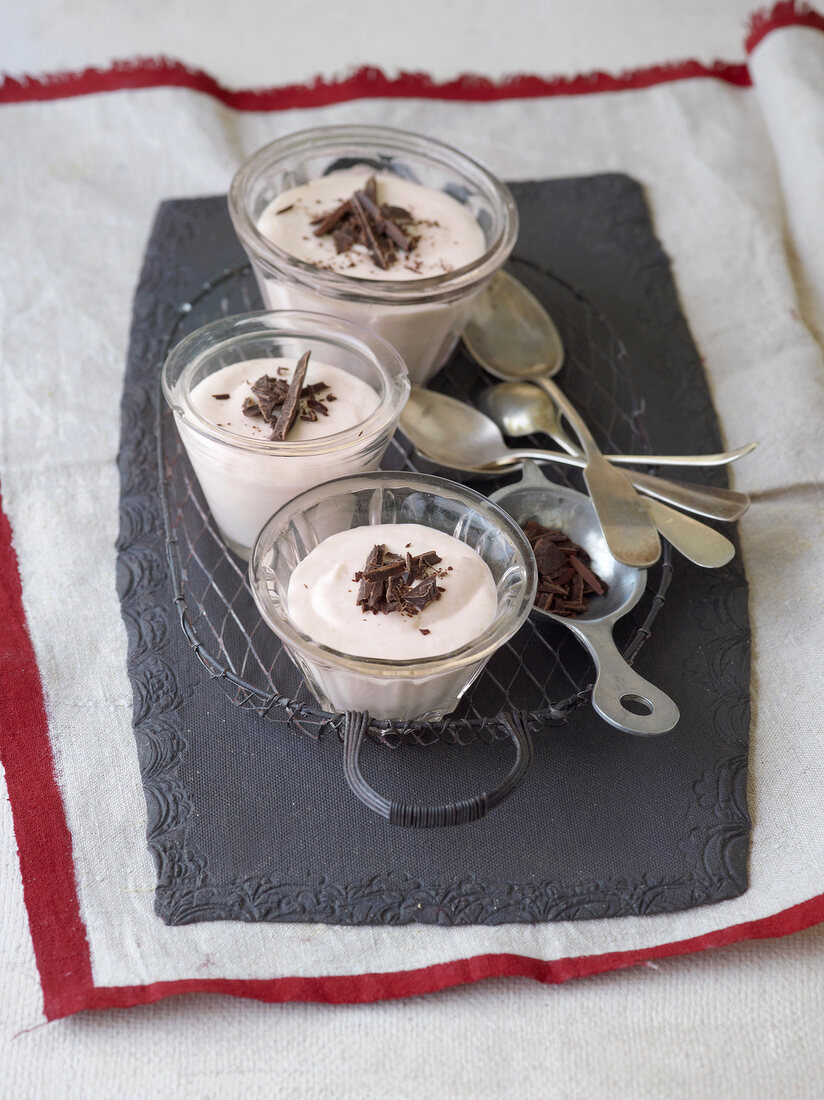 Quince cream with grated chocolate in bowls