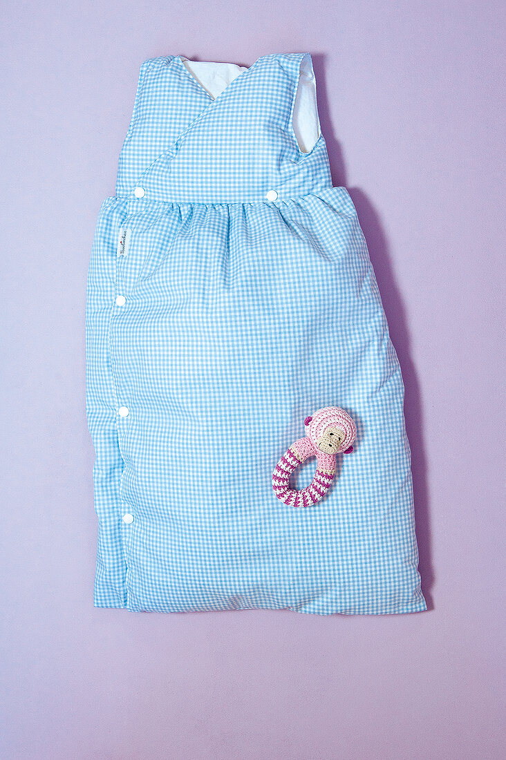 Babypflege, blauer Schlafsack