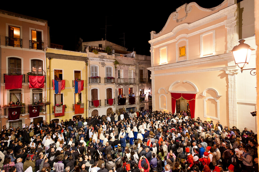 Sardinien, Stadt Cagliari, Sant' Efisio, Prozession, Kirche, abends