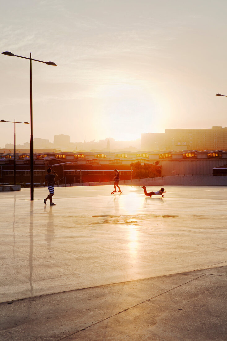 Südafrika, Blick auf Durban, Jugendliche auf Skateboard