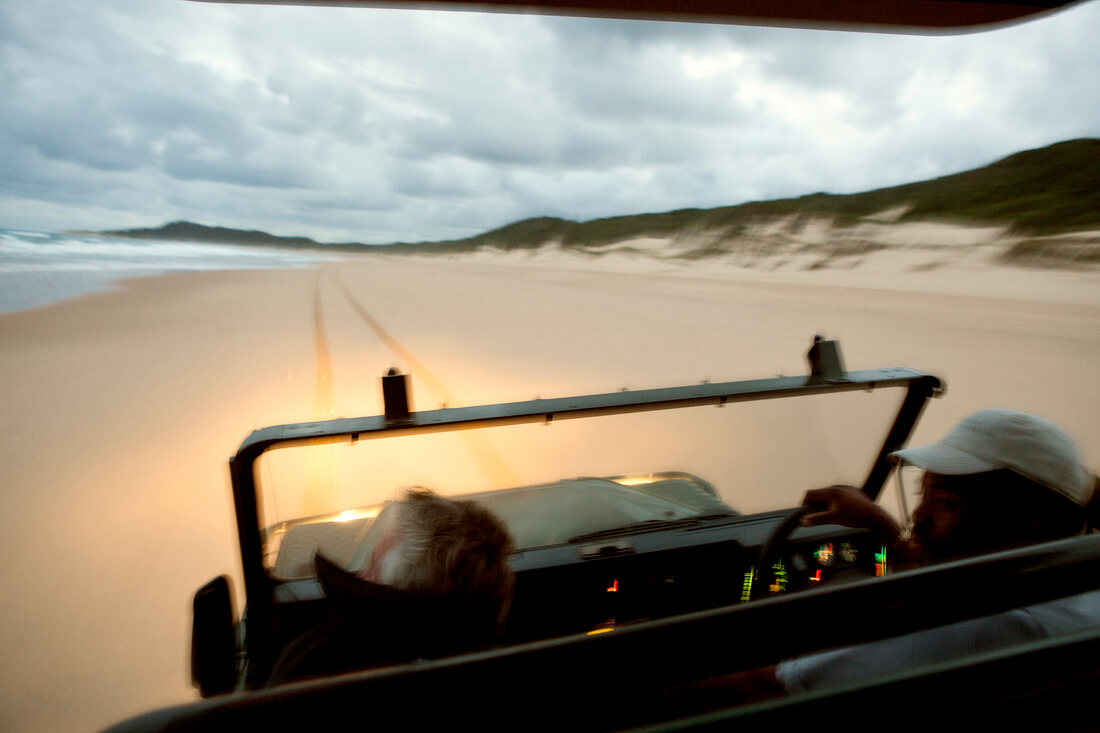 Südafrika, Maputaland Marine Reserve Jeep am Strand, abends