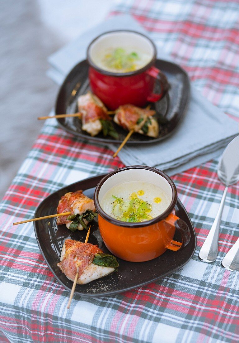 Selleriesuppe mit Hähnchen-Saltimbocca