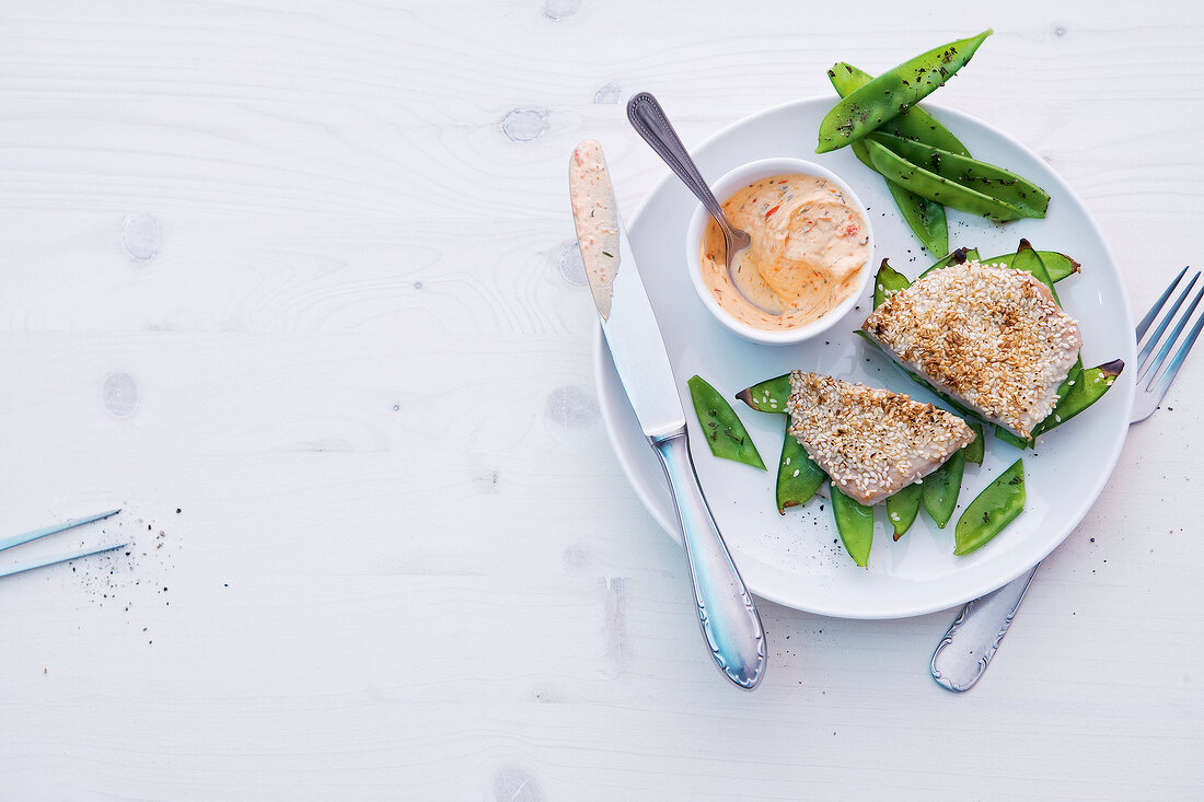 Mangetout, schnitzel on plate with quark dip in bowl