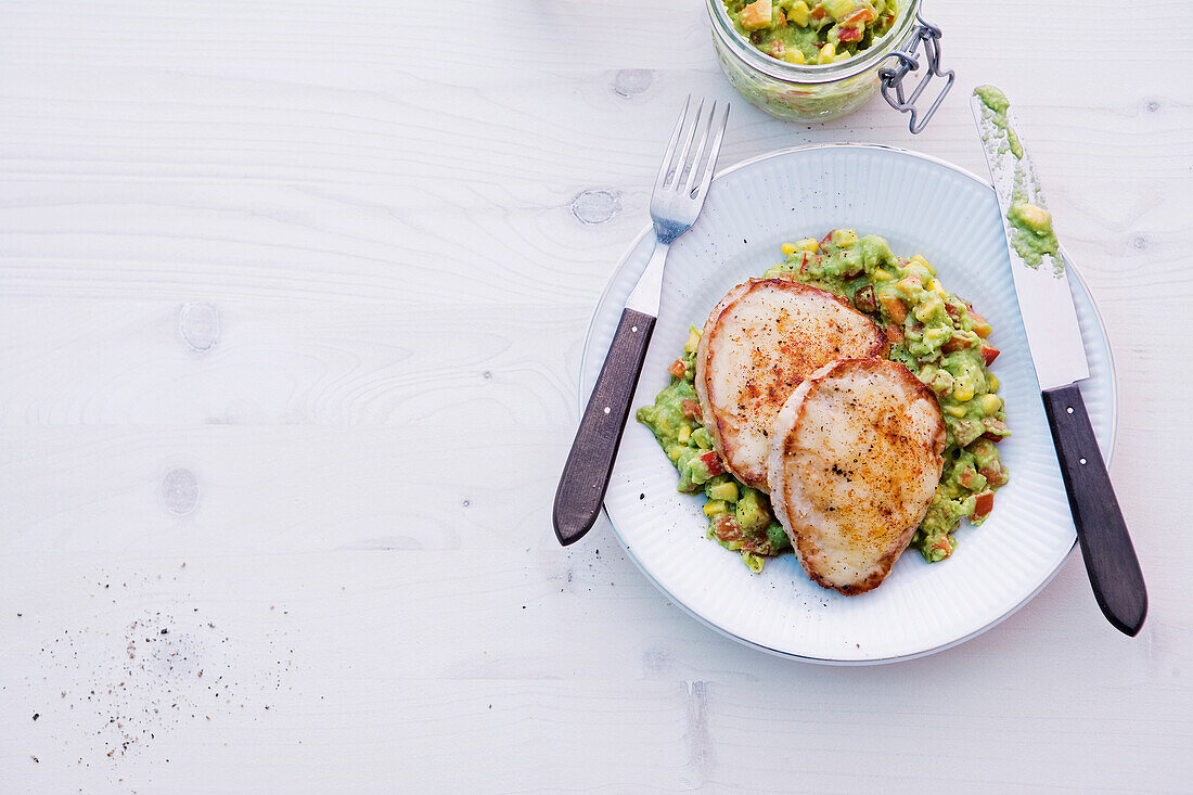 Abnehmen, Minutenschnitzel mit Avocado-Salsa