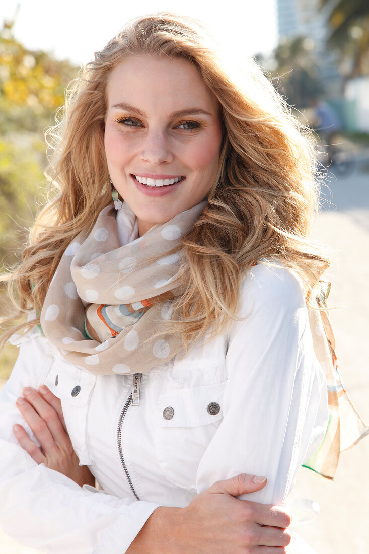 blonde Frau in weißer Jacke mit Halstuch, Herbsttitel