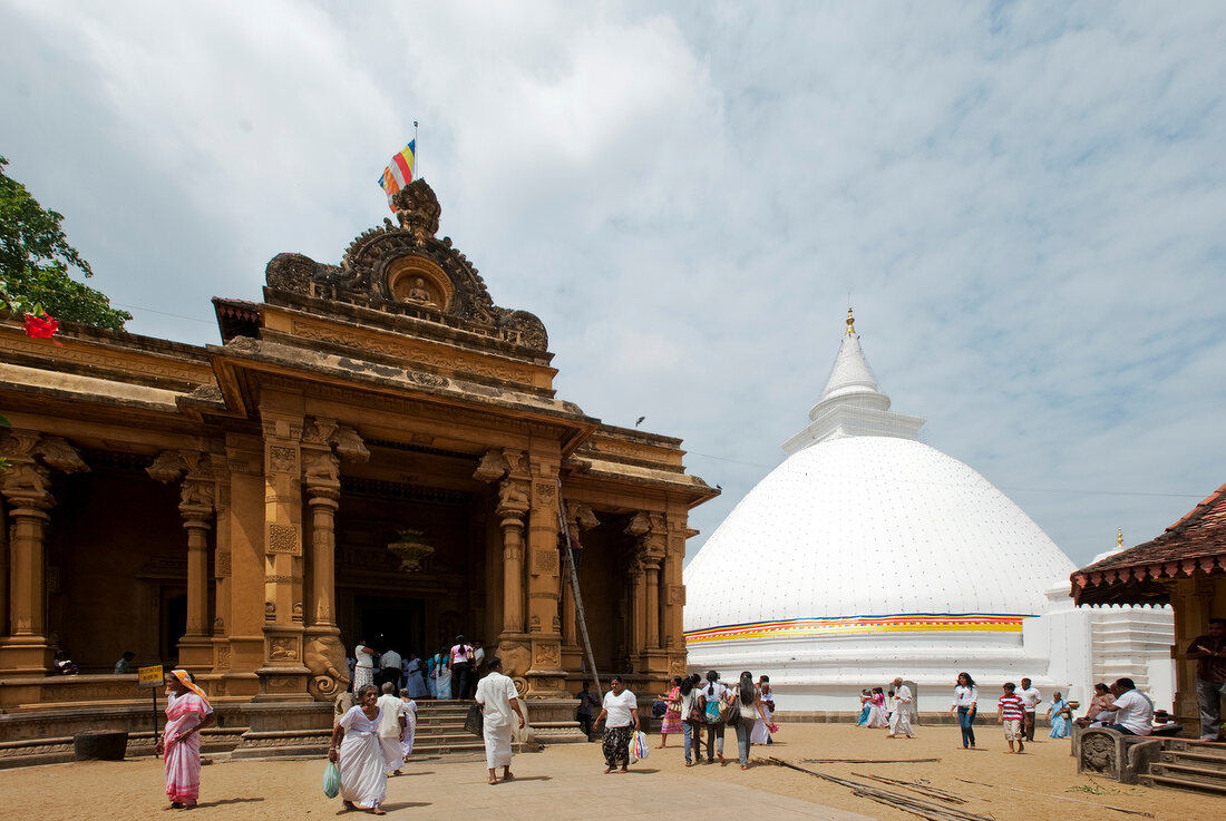 Sri Lanka, Colombo, Platz, Tempel, weiße Kuppel, Menschen