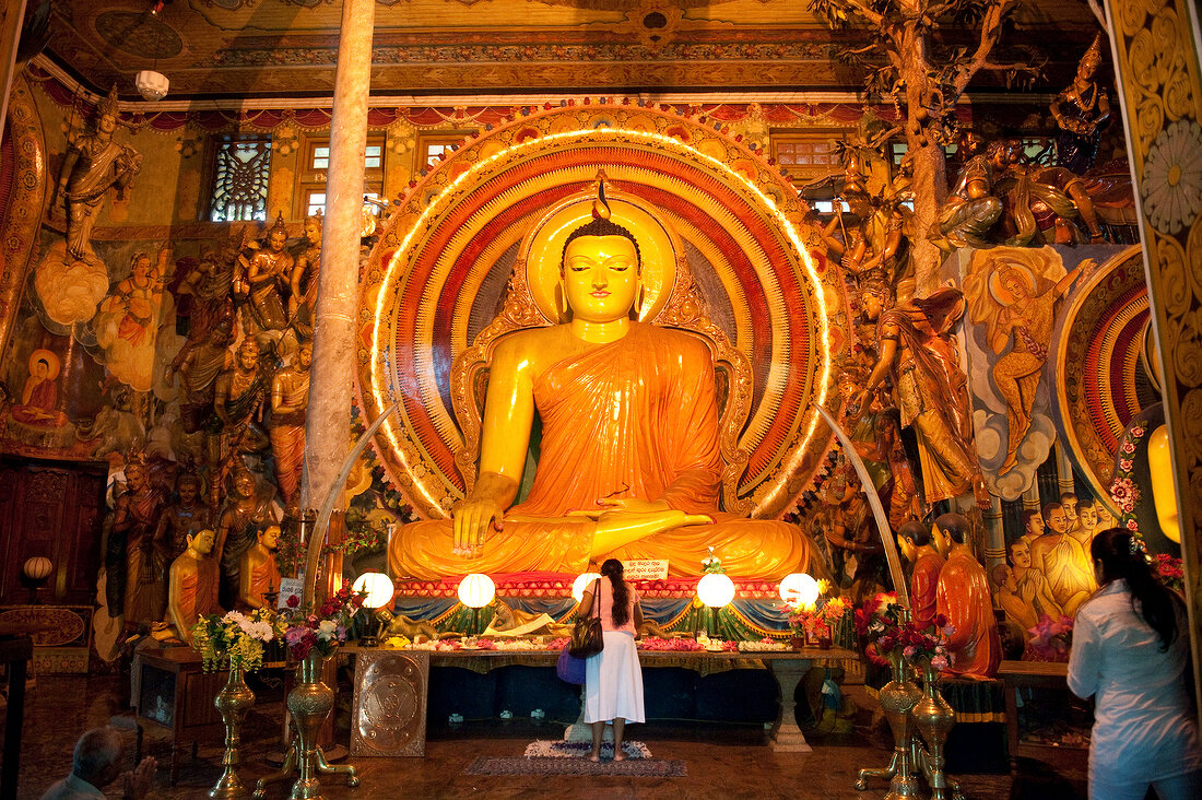 Sri Lanka, Colombo, sitzender Buddha Figur, Tempel, Pilger