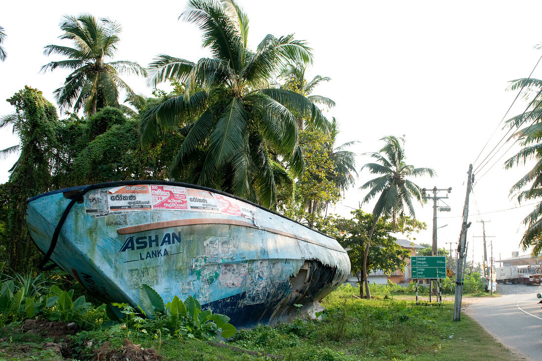 Sri Lanka, Hikkaduwa, Dodanduwa, Boot, Spuren des Tsunamis