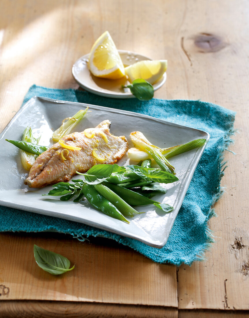 Landküche, Saiblingsfilet mit Zuckerschoten-Brunnenkresse-Gemüse