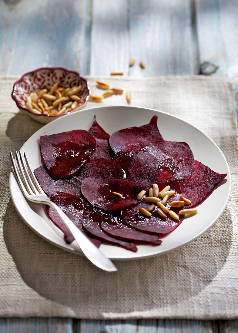 Landküche, Rote-Bete- Carpaccio mit Pinienkernen