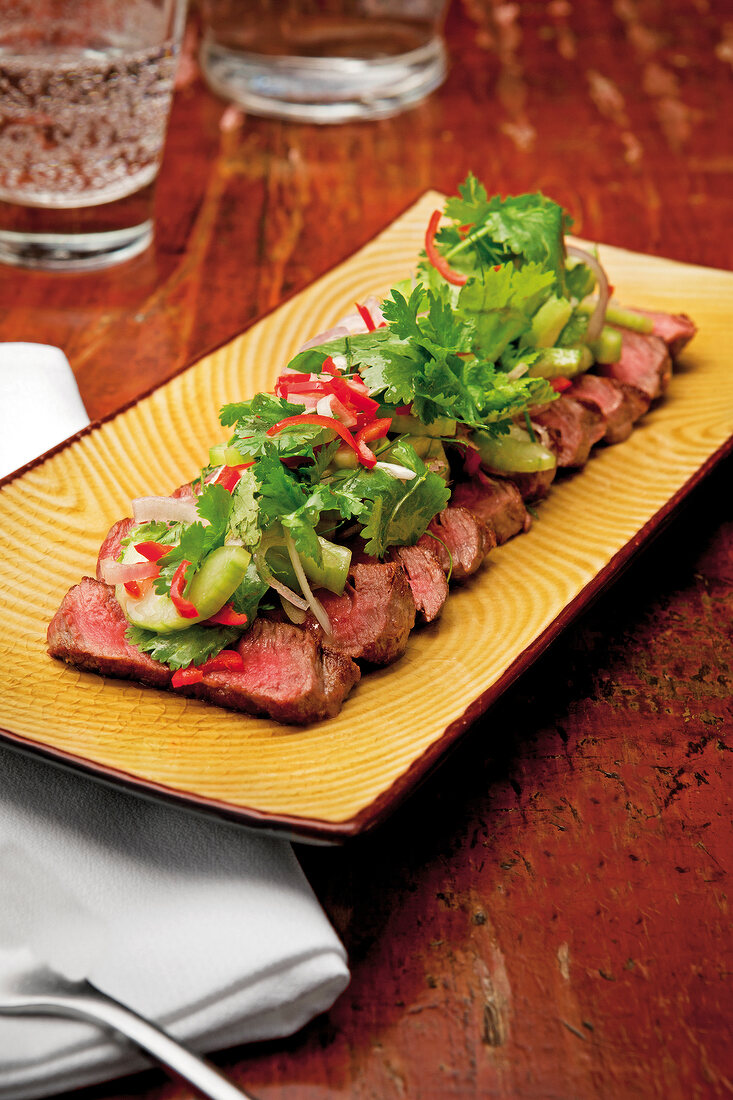 Steakscheiben auf Thai-Salat im Restaurant Red Spice Road, Melbourne