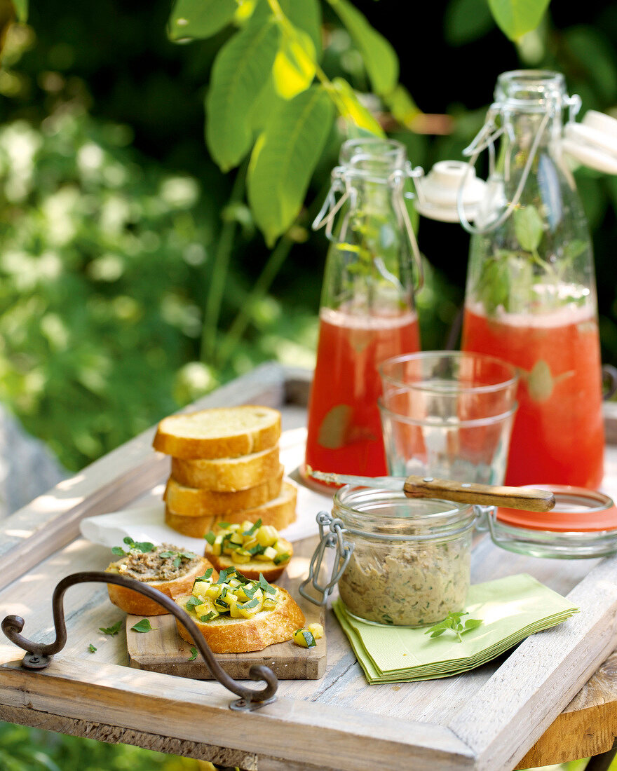 Landküche, Crostini mit Lebercreme und marinierten Zucchini