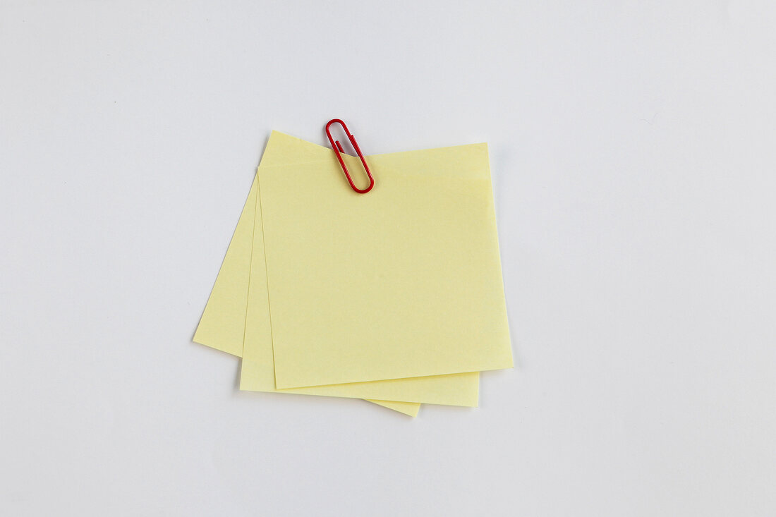 gelbe Notizzettel mit Büroklammer  X 