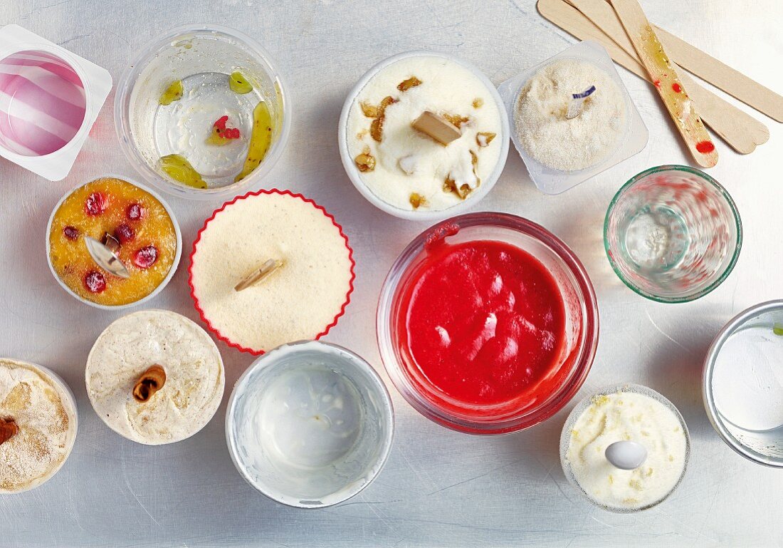 Verschiedene selbstgemachte Popsicles in Förmchen (Aufsicht)