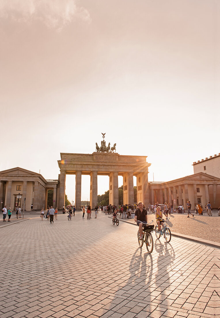 Berlin, Bezirk Mitte, Brandenburger Tor, Pariser Platz, Menschen