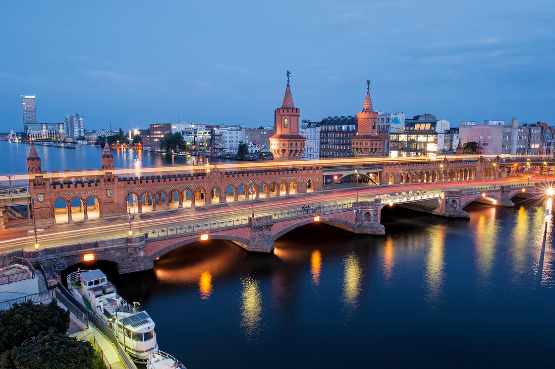 Night view of Oberbaum bridge on river Spree, Friedrichshain, Kreuzberg, Berlin, Germany