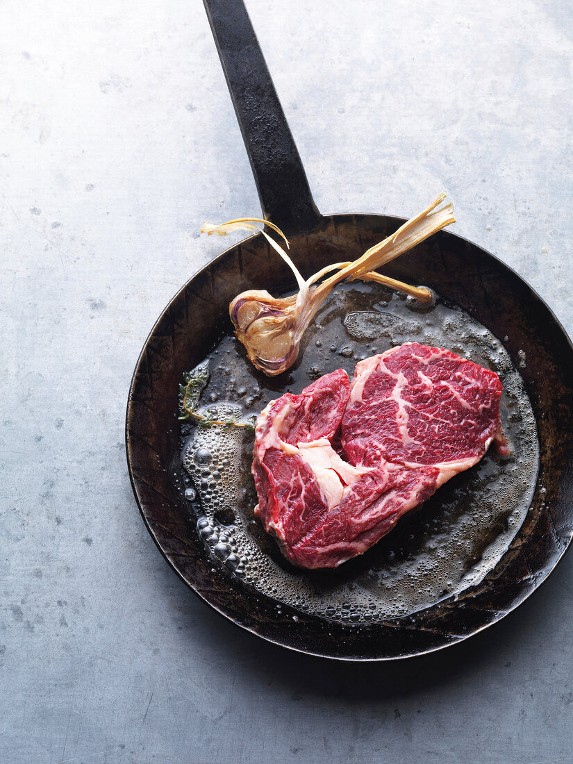 Rindersteak, dryaged Beef, dry-aged-Steak, Knoblauch, Pfanne