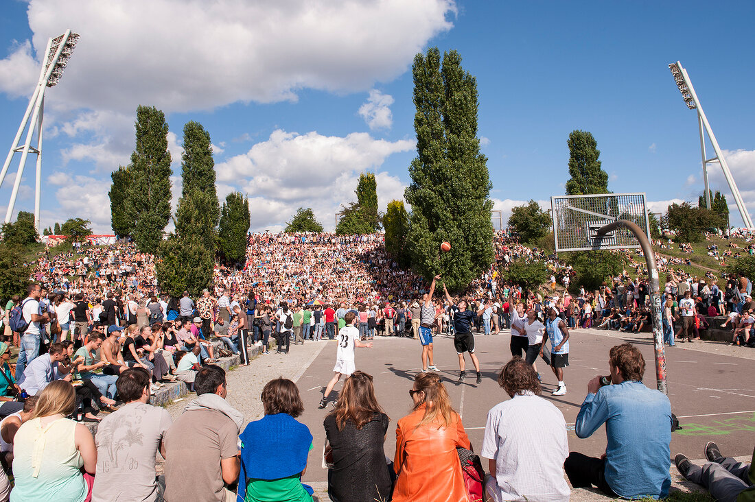 Berlin, Prenzlauer Berg, Basketball, Zuschauer, aussen