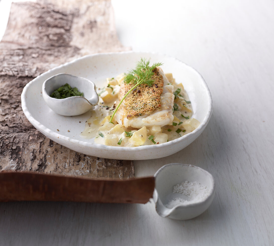 Kabeljau mit Kräuterkruste und Schmant-Kohlrabi-Kartoffeln, Holz