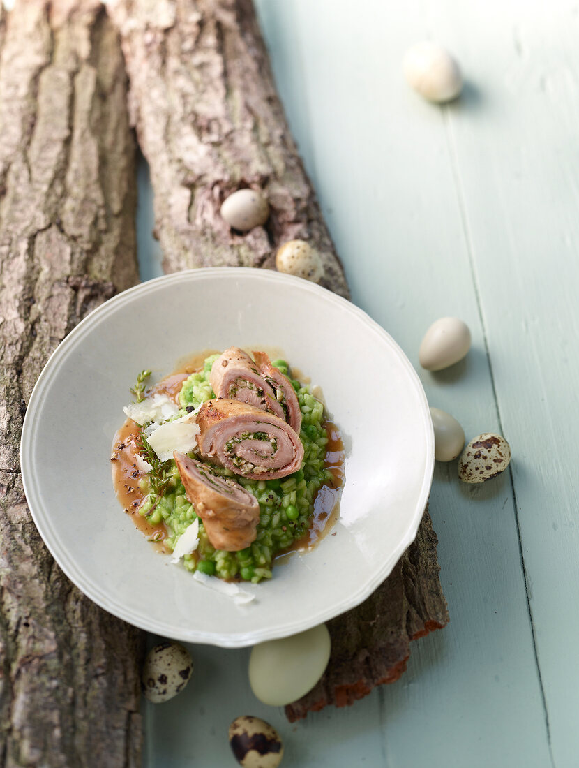 Involtini mit Parma-Schinken und Erbsenrisotto, Wachtelei, Holzstamm