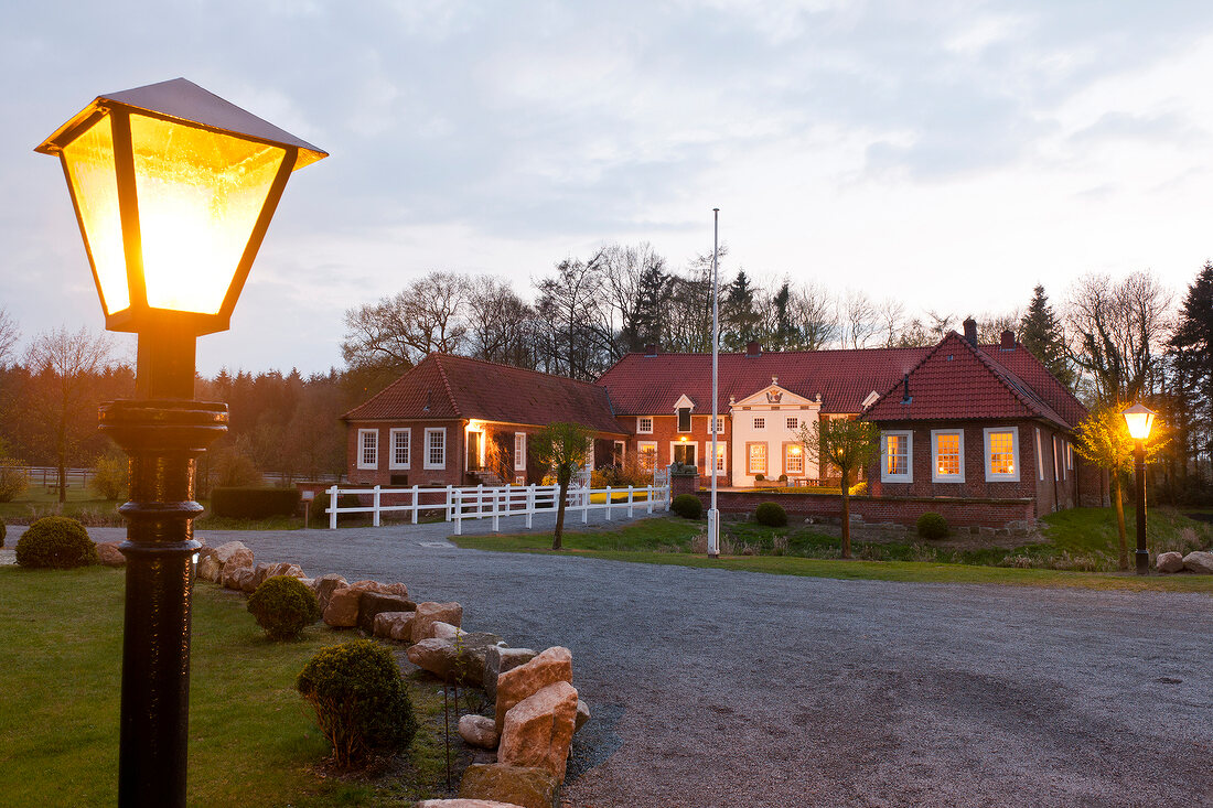 Gut Landegge, Gutshof, beleuchtet