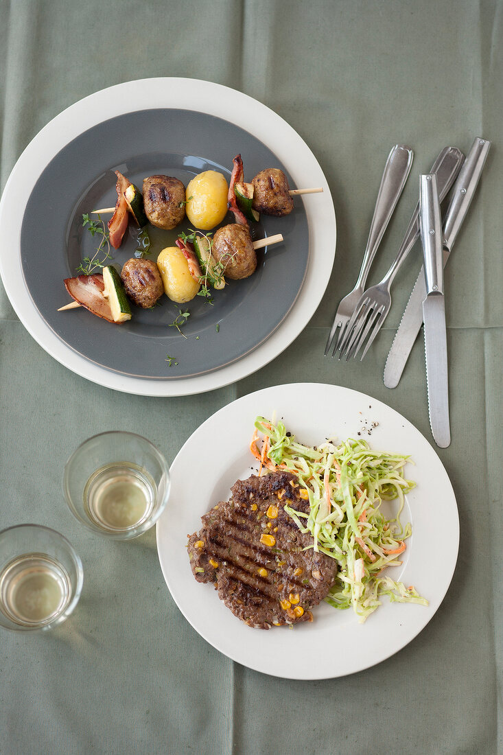 Hackfleisch, Kartoffel-Hack-Sp ieße, Hacksteaks mit Coleslaw