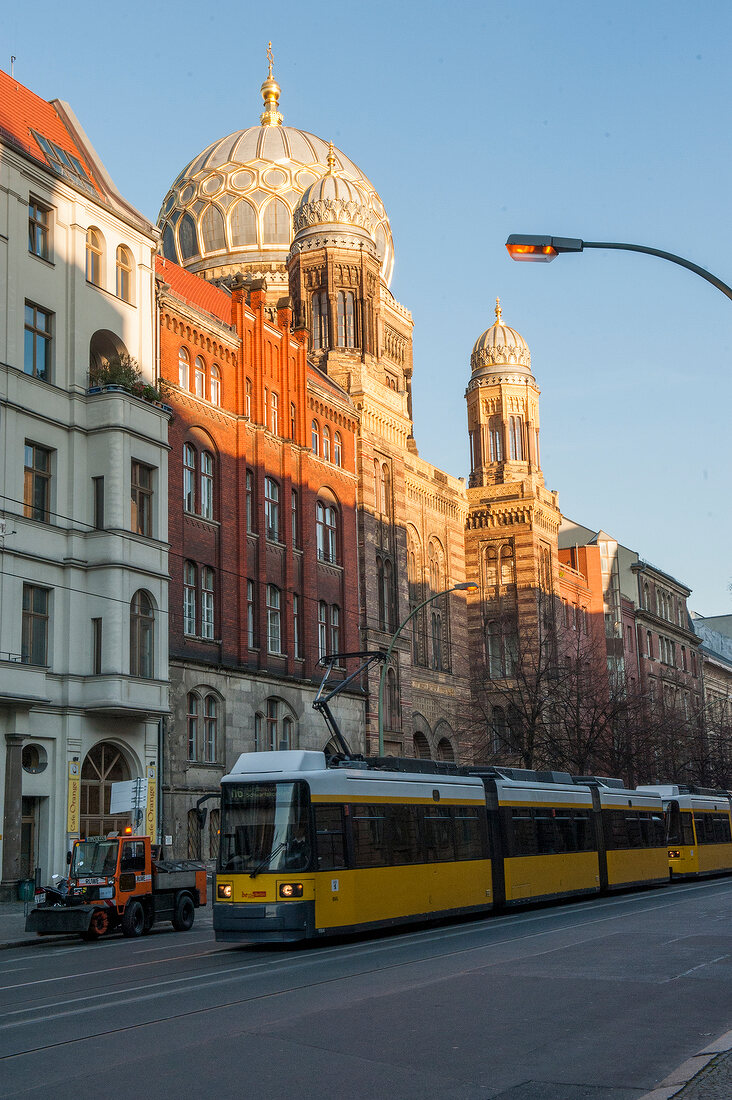 Berlin, Oranienburger Str., Synagoge Straßenbahn