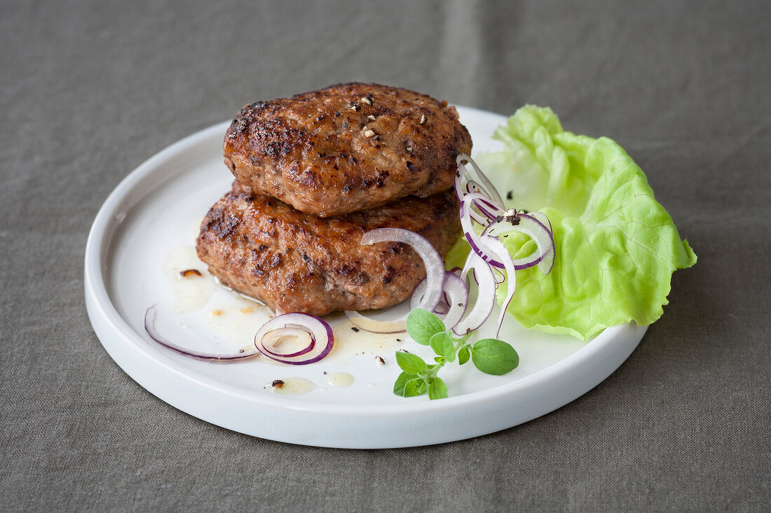 Meat balls with lettuce and onion on plate