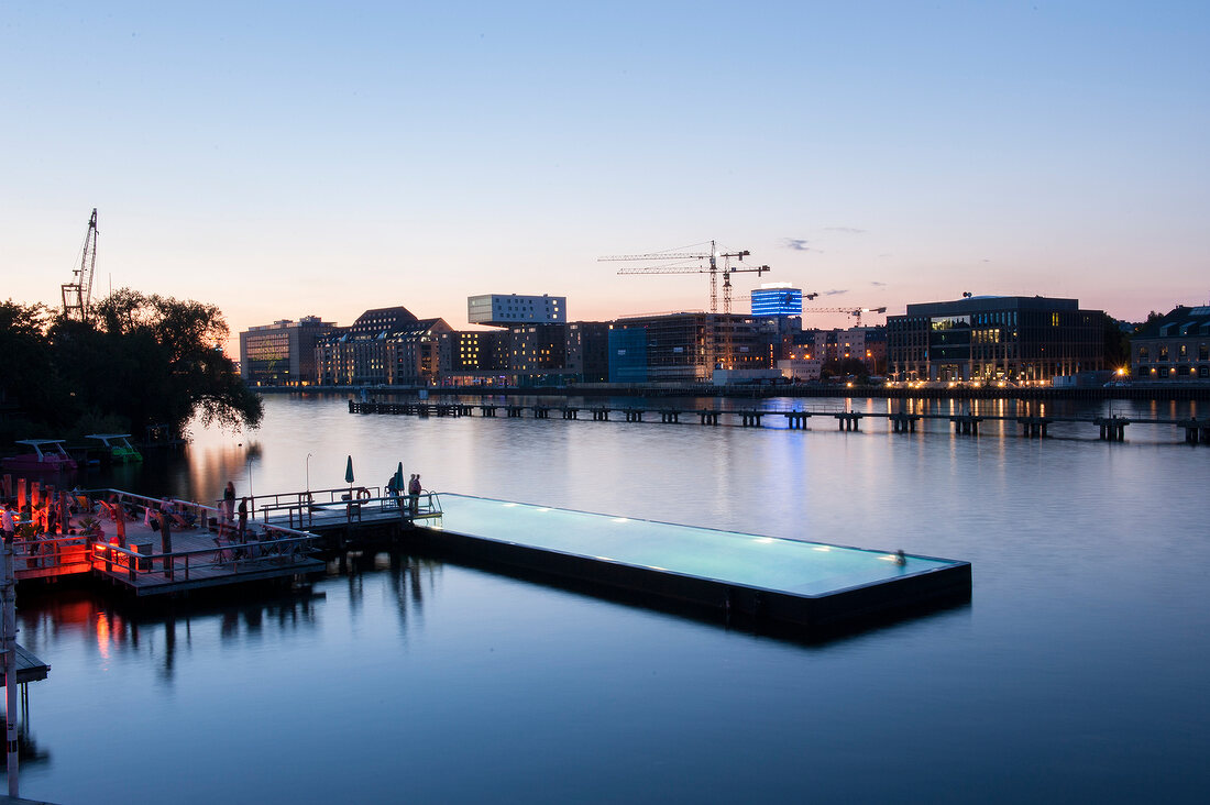 Berlin, Treptow, Spree, Badeschiff, Pool, Wrangelkiez, abends, Lichter