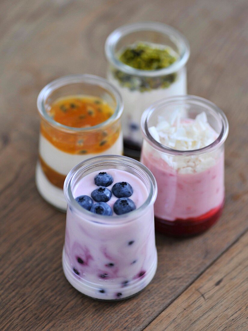 Selbstgemachter Sahnejoghurt mit Früchten in Gläsern