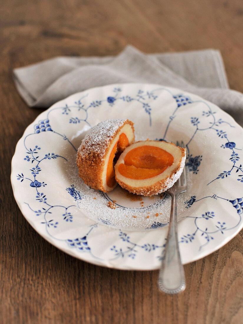 Sweets, Marillenknödel, Teller , Puderzucker, Gabel, Knödel, Frucht