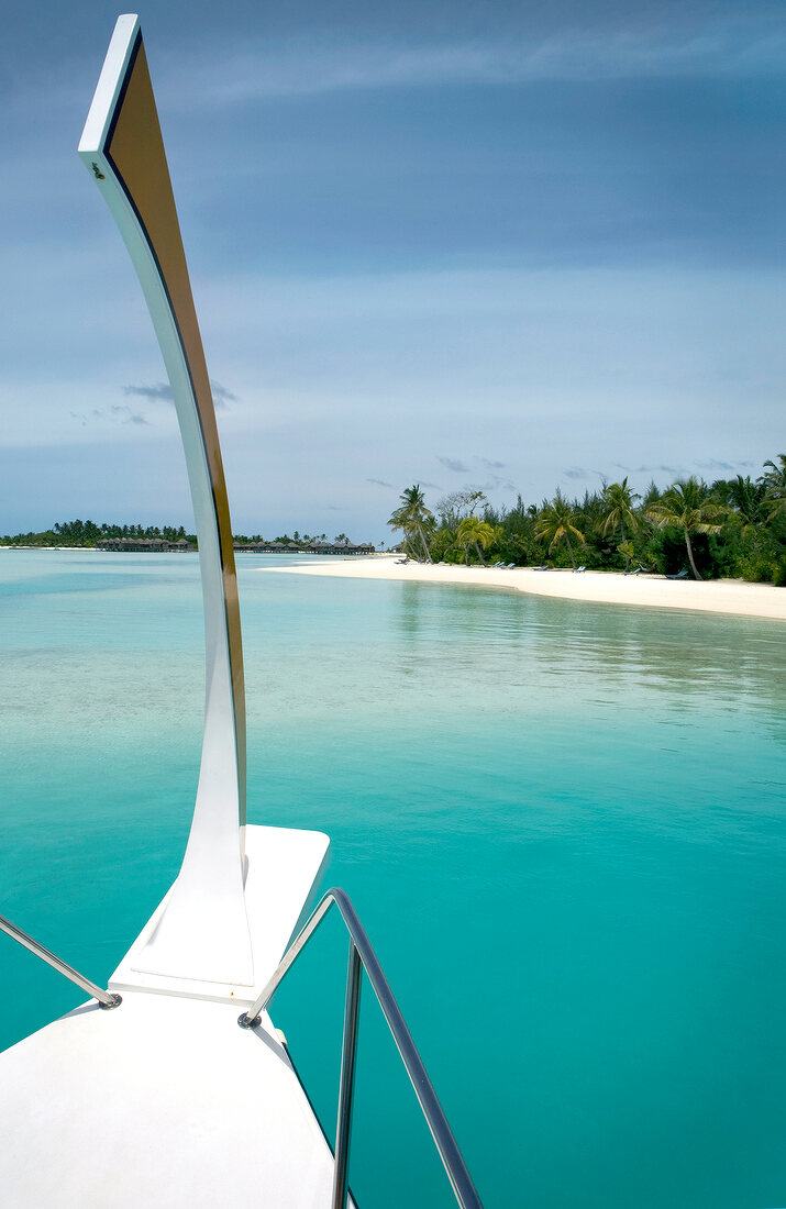 Blick vom Boot auf einen Steg, Insel Velighanduhuraa, Malediven