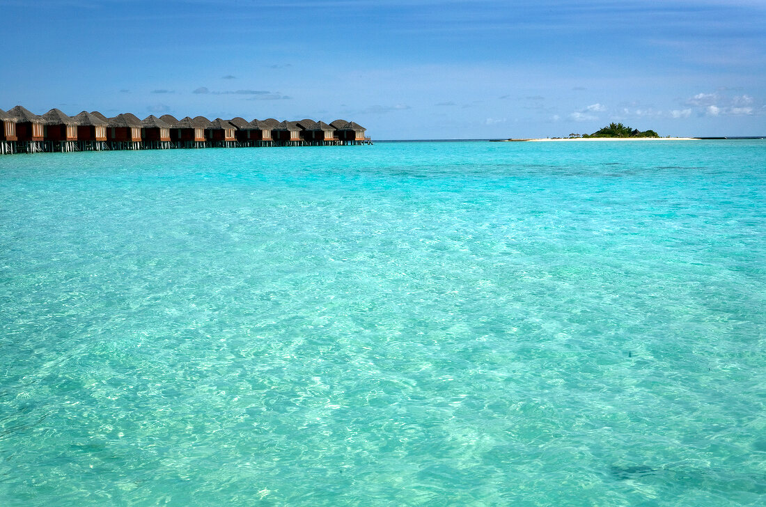Lagune, Malediven Insel Dhigufinolhu Bungalowanlage im Wasser am Steg
