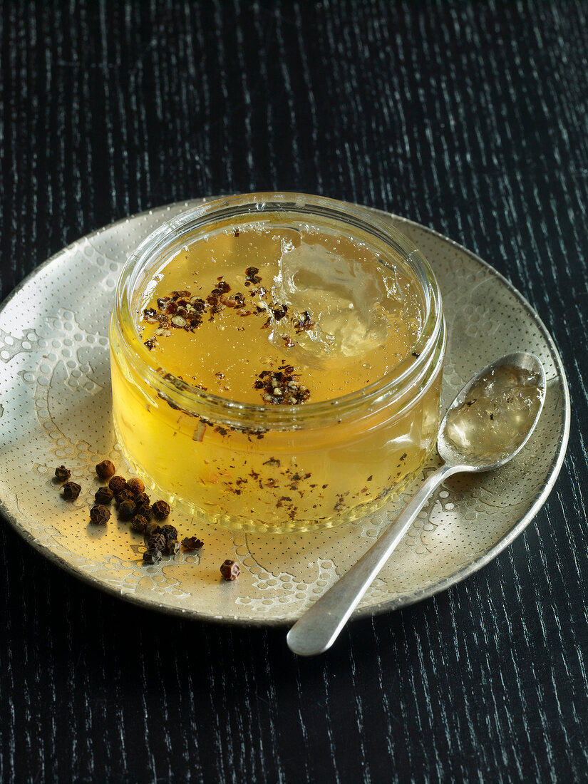 Marmelade, Süßweingelee mit Pfeffer, Glas auf Teller, Gelee gelb