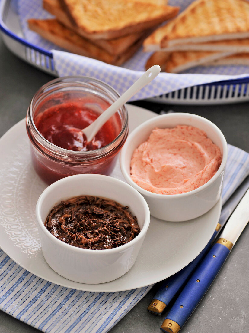 Peach melba, strawberry butter and stracciatella in bowls