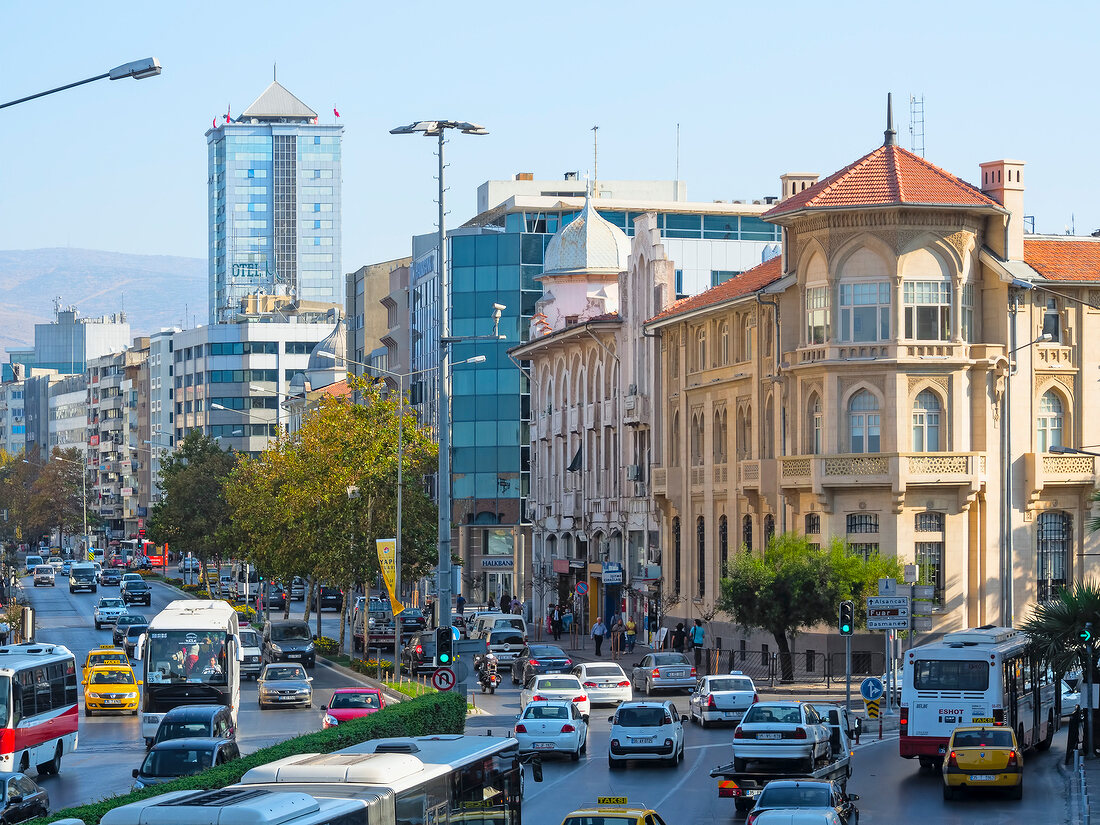 Türkei, Türkische Ägäis, Izmir, Cumhuriyet Blvd.