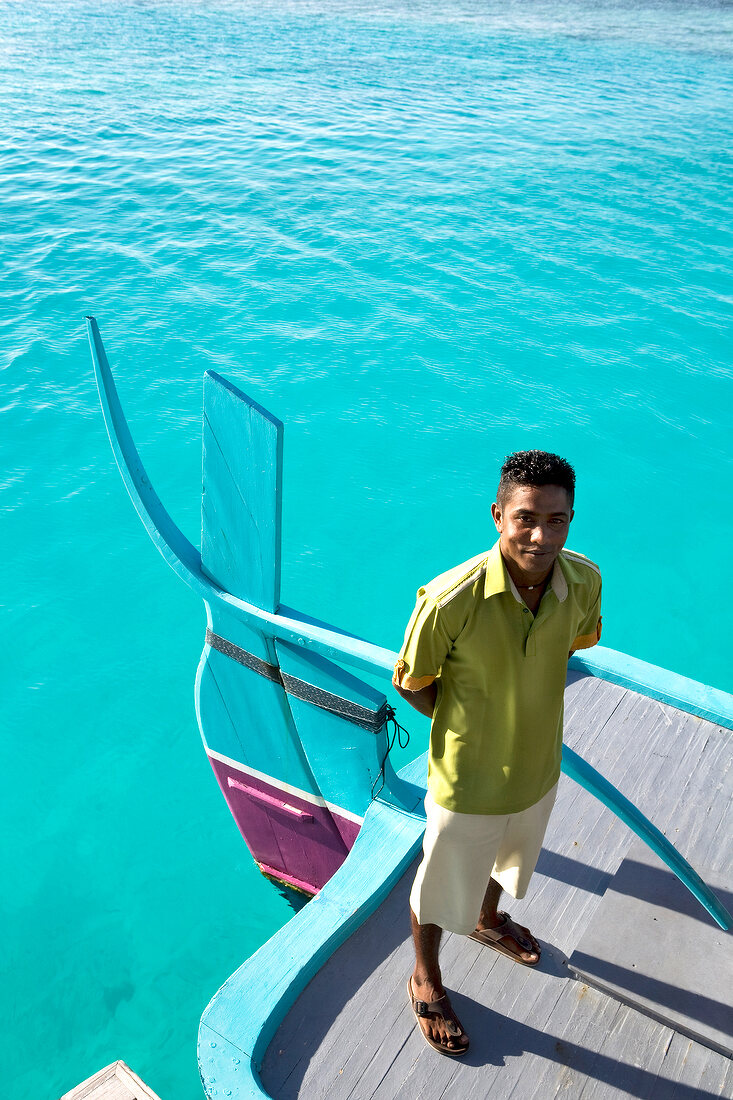 Malediver steht auf Boot, Insel Velighanduhuraa, Malediven