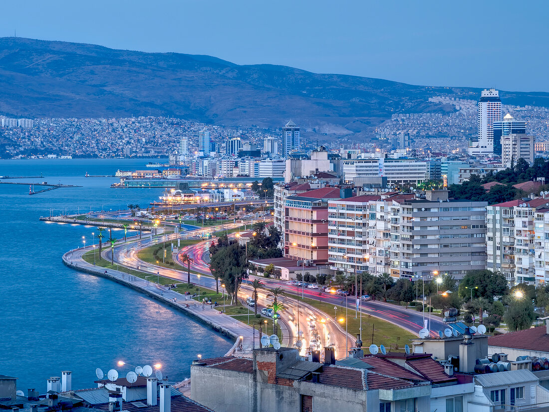 Türkei, Türkische Ägäis, Izmir, Asansoer, Stadtblick, blaue Stunde