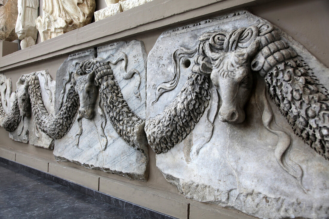 Türkei, Türkische Ägäis, Selcuk, Ephesos-Museum, Reliefs des Pathian