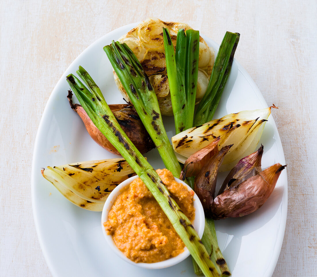 Grilled onions and spring onions on plate