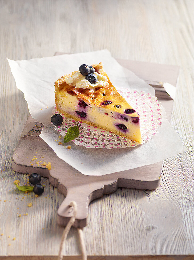 Stevia, ein Stück Käsekuchen mit Heidelbeeren