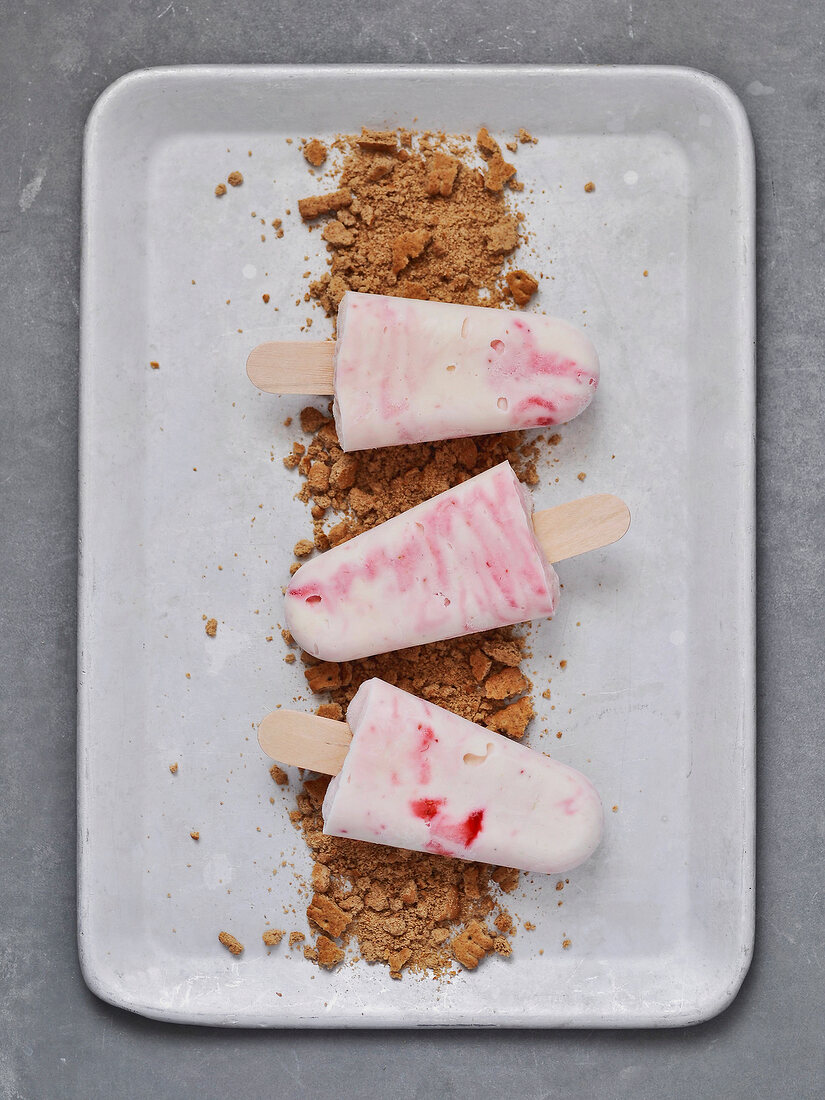 Strawberry ice-cream on cheesecake plug-leis on tray