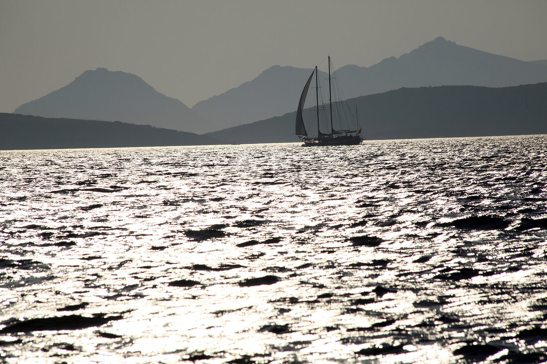 Türkei, Türkische Ägäis, Halbinsel Bodrum, Berge, Schiff