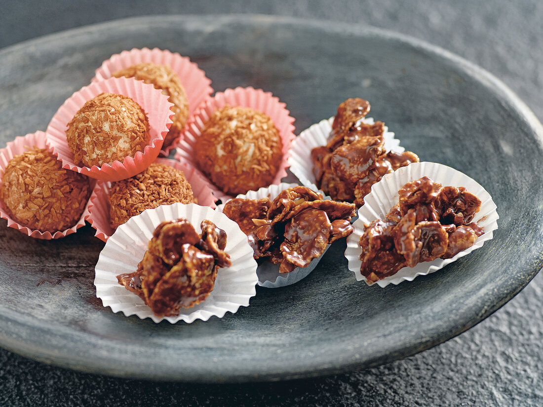 Stevia, Kokospralinen und Knusperflakes mit Mandeln